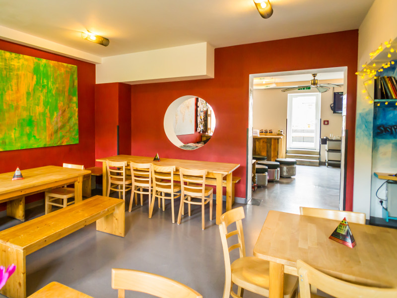 https://www.babelfish-hostel.de/media/Galeryhostel/003 hostel common room.jpg